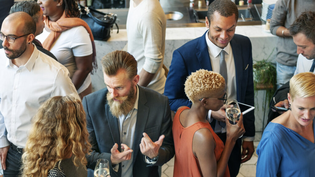 diversos empresarios en una cena | CCR Effect
